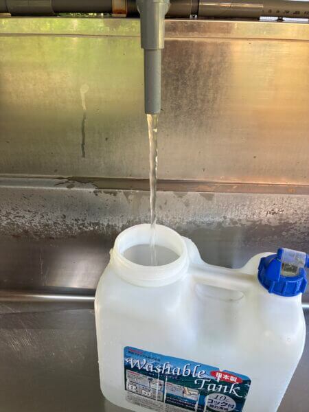 湧き水を汲んでるところ。
10Lのウオータータンクが運びやすい。